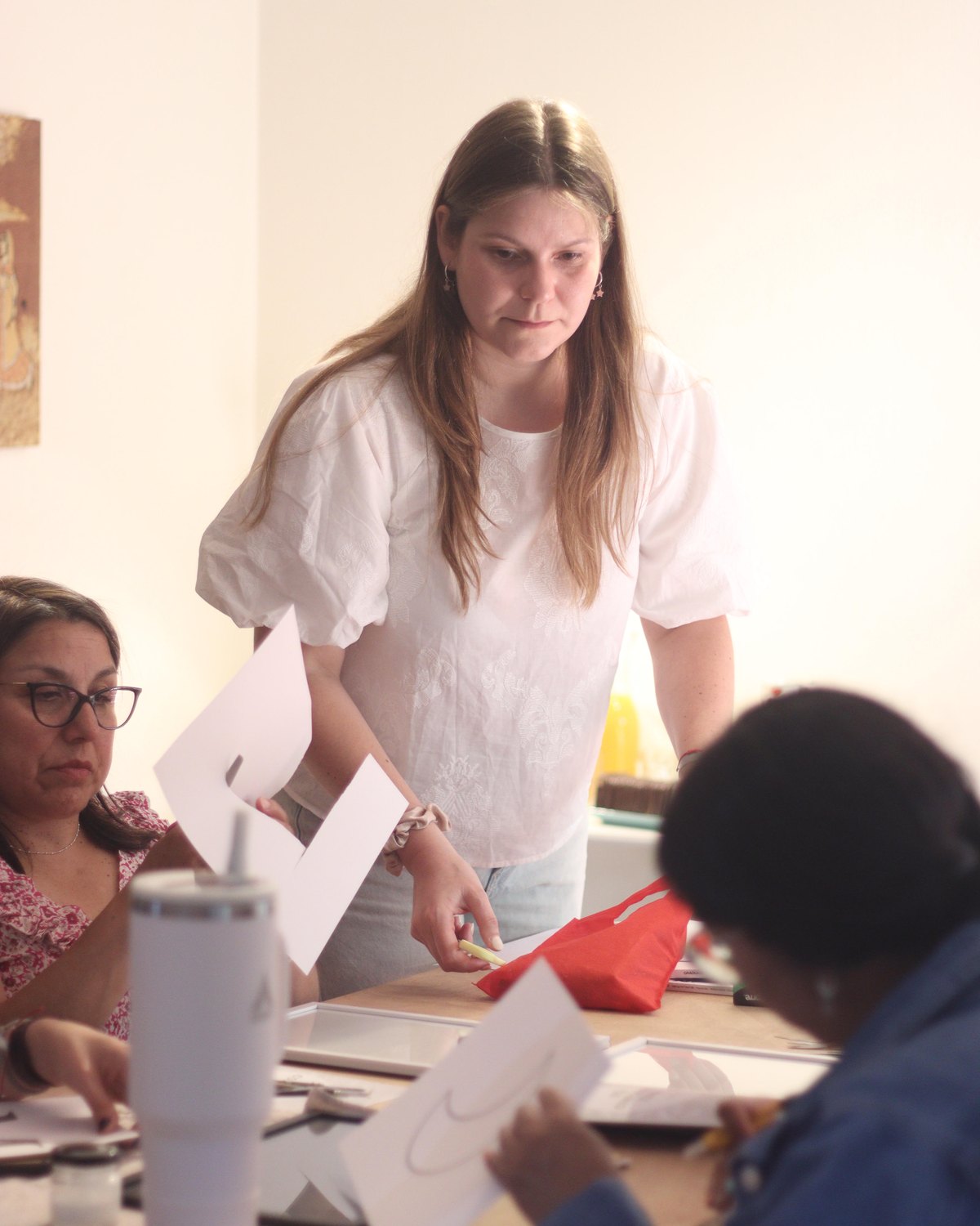 Andrée, psicóloga y creadora de Floriverso, guiando un taller