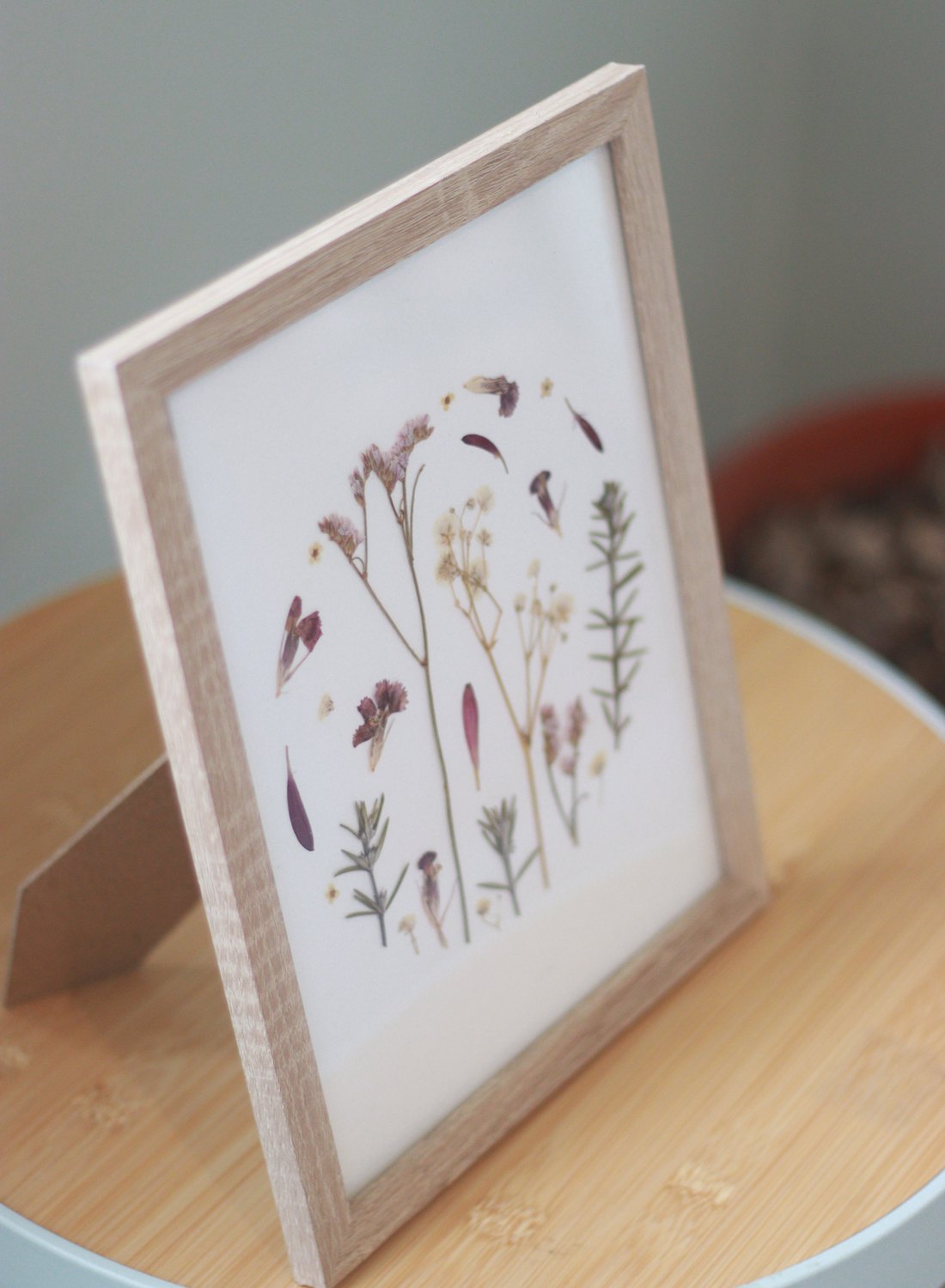 Cuadro floral hecho con flores prensadas