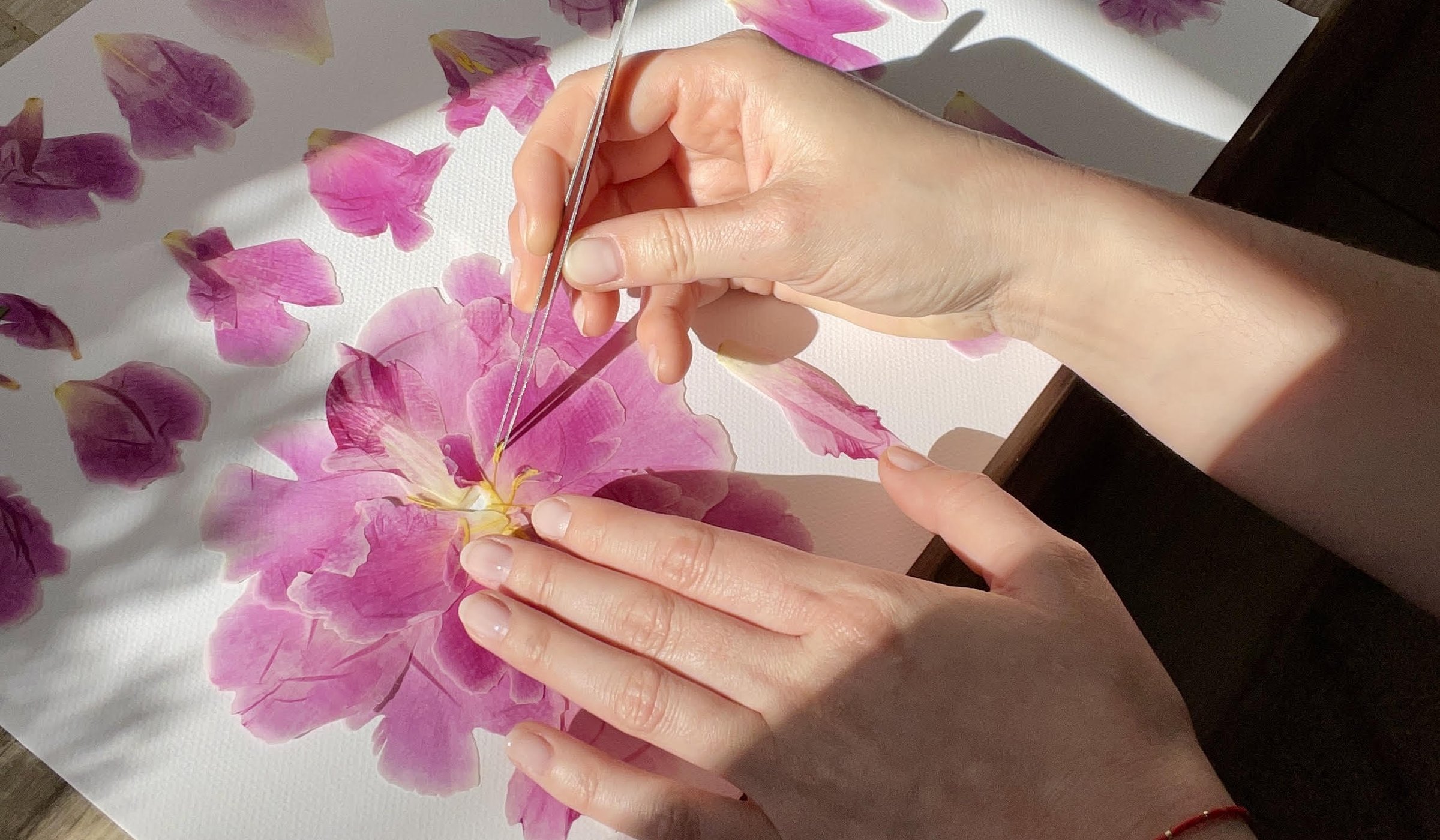 Flores prensadas y frescas sobre papel de algodón en el taller de Floriverso